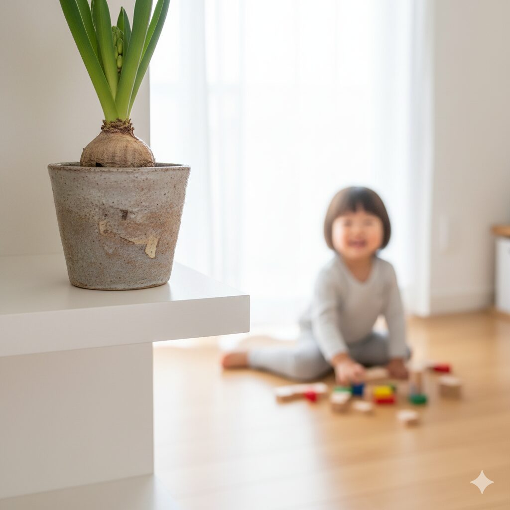 水栽培されているヒヤシンスの球根が、手の届かない高い棚の上に置かれている。棚の下には幼い子供が楽しそうに遊んでいる姿がぼんやりと見え、誤食を防ぐための厳重な管理の重要性を示唆している