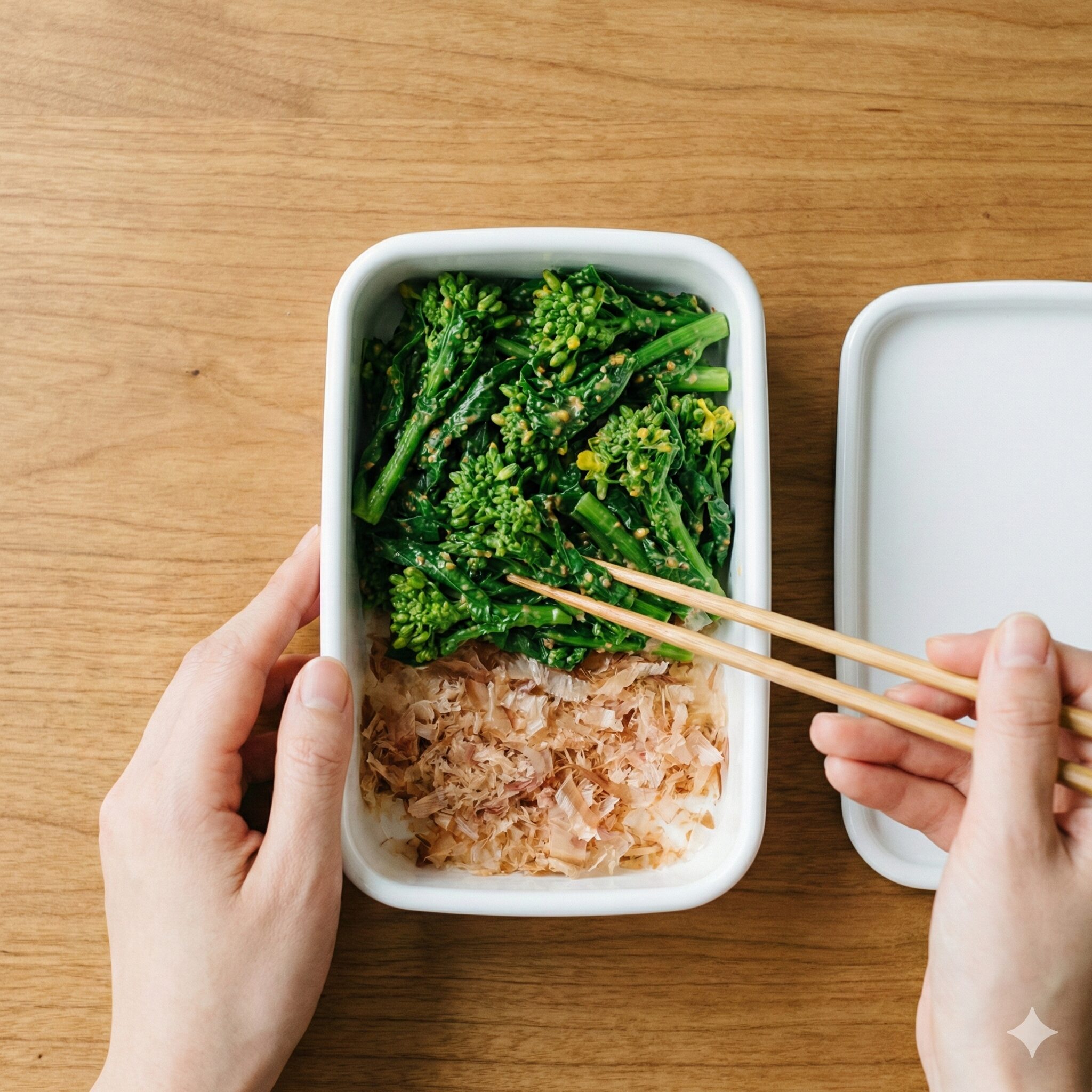 菜の花 辛子和え めんつゆ10　ホーロー容器にかつお節を敷いて菜の花の辛子和えを保存する作り置きのコツ。