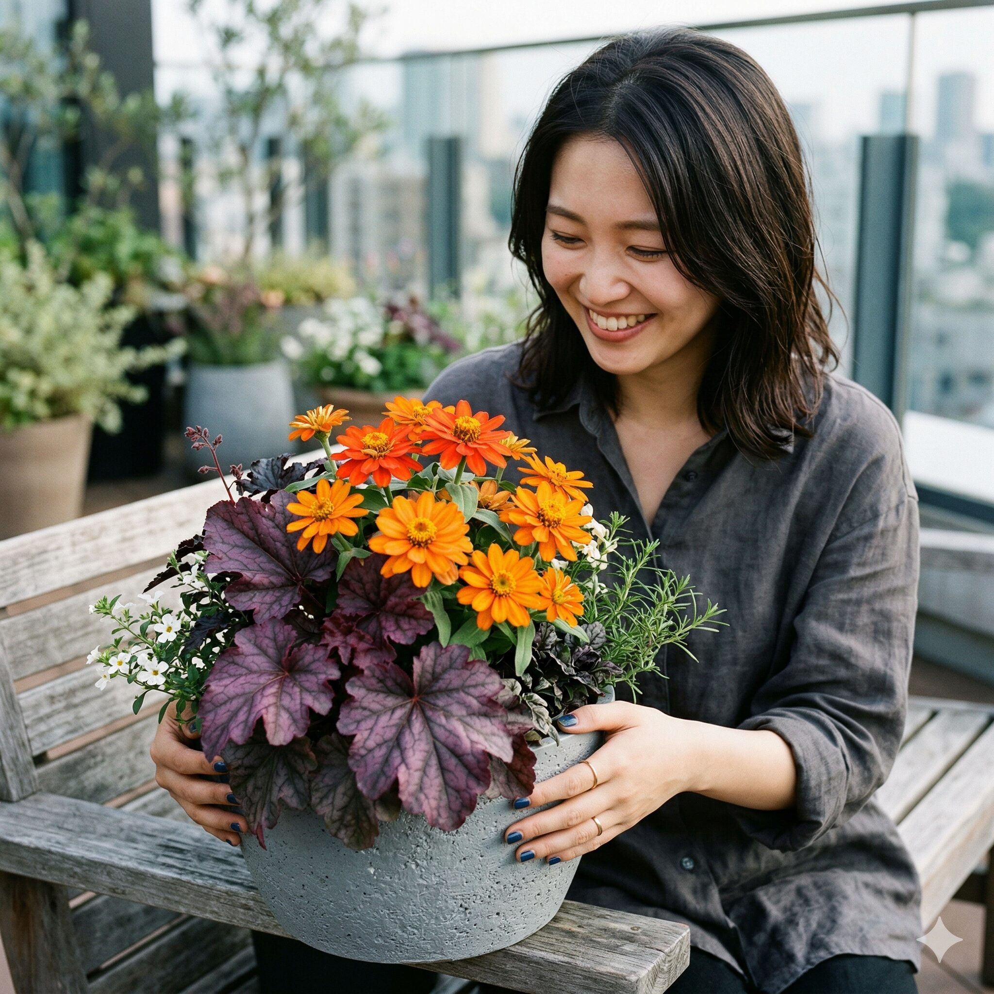 ジニア 寄せ植え 相性7　オレンジのジニアと紫のカラーリーフを組み合わせたモダンな寄せ植え